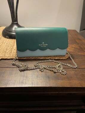 Kate Spade New York Gemma Smooth Leather Scalloped Wallet on a Chain in Deep Jad